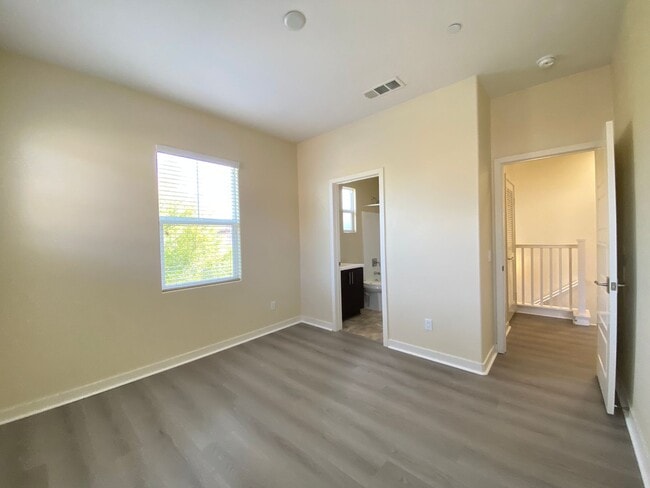 Building Photo - 3bedroom 3 bath home in the Solaire Commun...