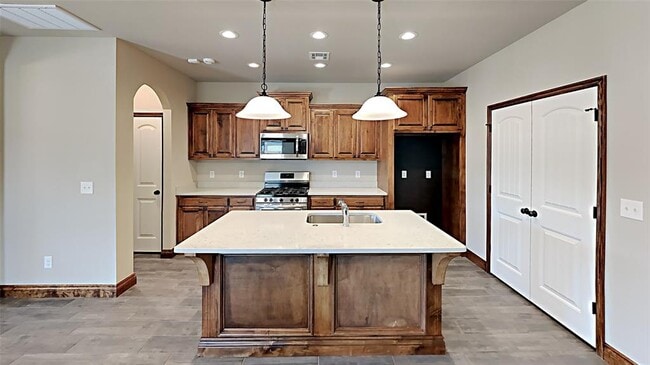 Building Photo - 14301 Peach Tree Dr