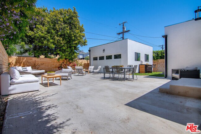 Building Photo - 624 N Gardner St