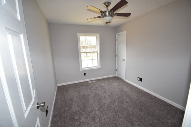 Building Photo - 3 Bedroom 2 Bath Pet Friendly Home For Rent!