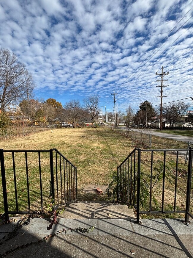 Building Photo - Coming soon Spacious 2-bedroom 1 bath home Available End of March!