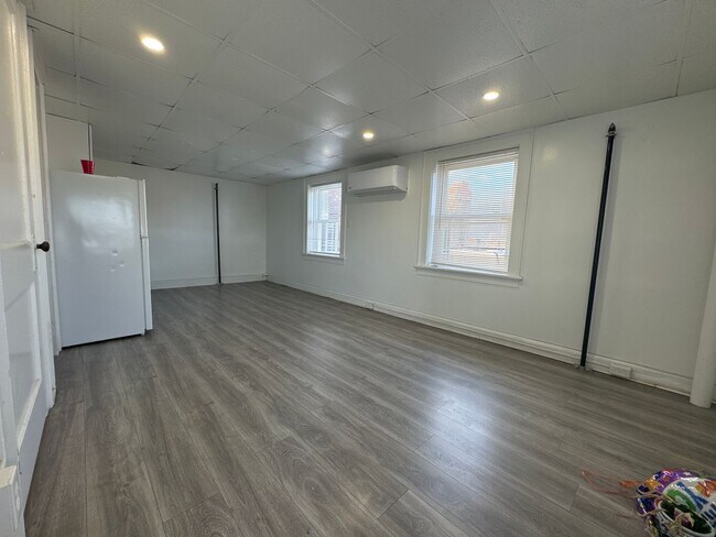 Building Photo - Spacious Rooftop Studio Efficiency with Galley Kitchen