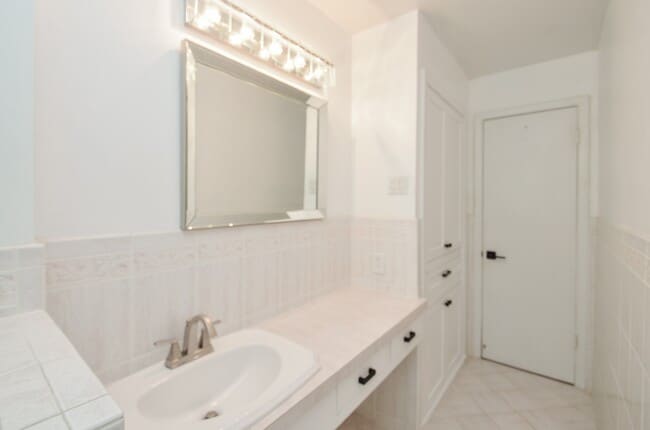 Building Photo - 9817 Cedardale Dr