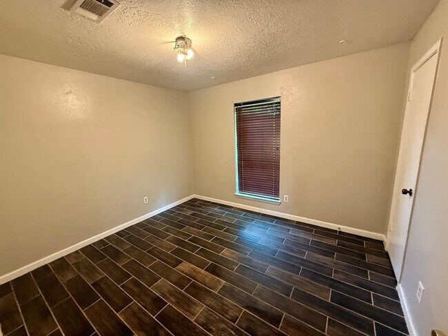 Building Photo - 9407 Pinole Ln