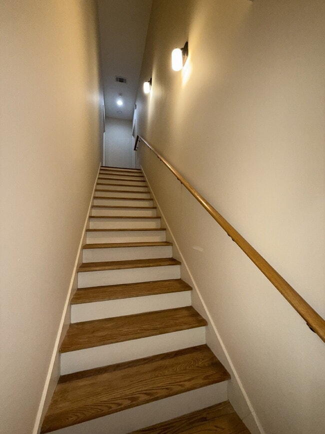 Building Photo - 712 Park Dr