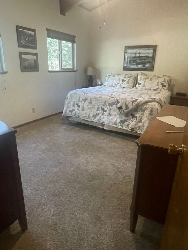 Building Photo - 3bed 2.5bath Lodge Style Duplex