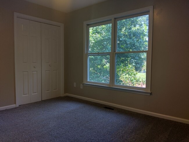 Building Photo - Spacious 2bd/1.5ba townhome