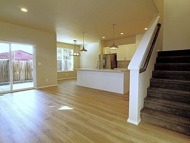 Building Photo - Modern 3x2.5 End Unit Townhome Retreat in NE Bend