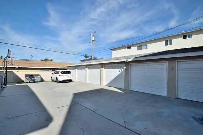 Building Photo - 2615 Gates Ave
