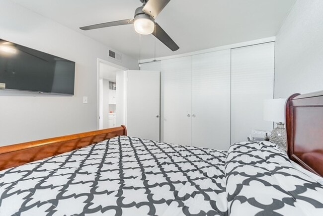 Building Photo - Move-In Ready, Fully Furnished Condo – Prime Strip Location