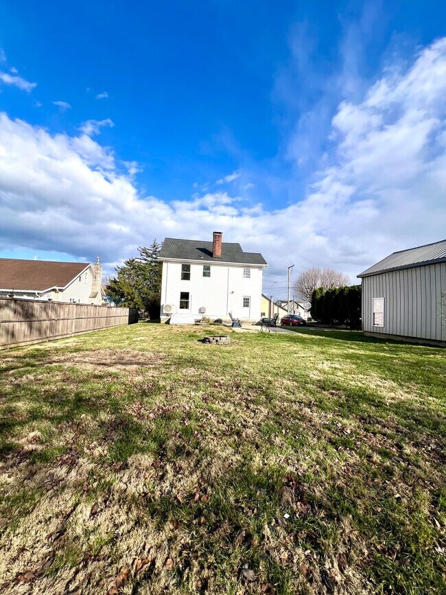 Building Photo - Spacious 3BR Home with Large Yard, Private Driveway & Storage