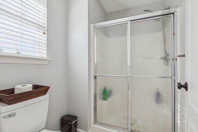 Building Photo - Bright, Clean & Convenient - Perfect 4 Bedroom Home in Chesapeake