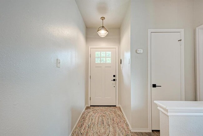 Building Photo - 922 Thackeray Ln