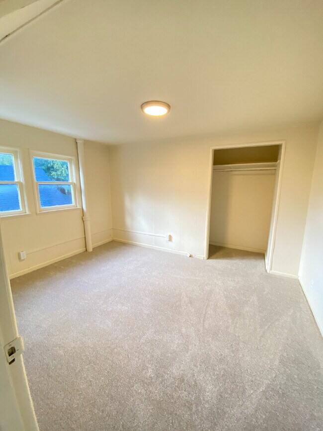 Building Photo - 2-Bedroom, Upstairs, Hawthorne District