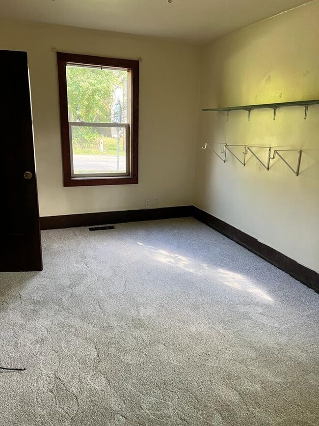 Building Photo - Beautiful 4 bedrooms house in a quiet little town