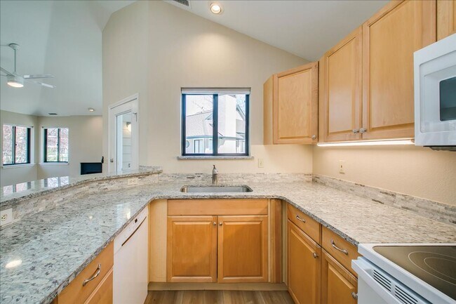 Building Photo - Elegant Condo Near the River