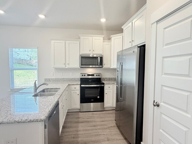 Building Photo - Stunning Townhome - End Unit