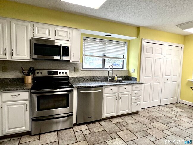 Building Photo - 334 Conestoga Way