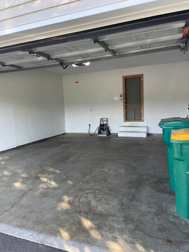 2 Car garage - 1645 Lakeridge Way