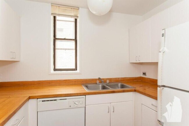 Building Photo - 2 bedroom in Chicago IL 60657
