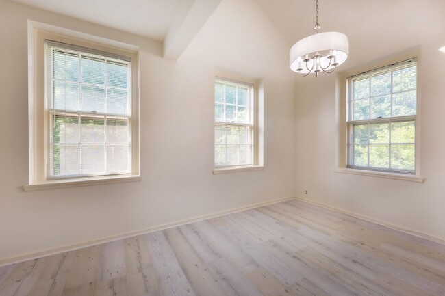 Building Photo - Loft Living at McLean Gardens 1BR plus Lof...