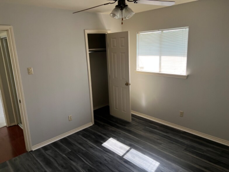 Building Photo - 409 S Holiday Dr
