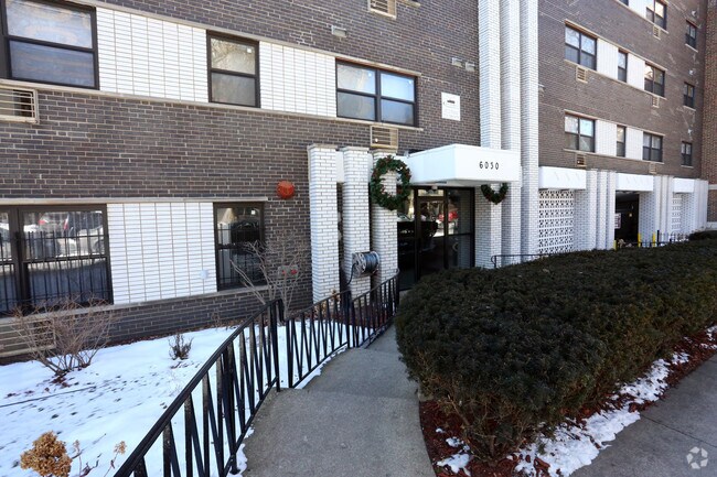 Building Photo - 6030 N Kenmore Ave