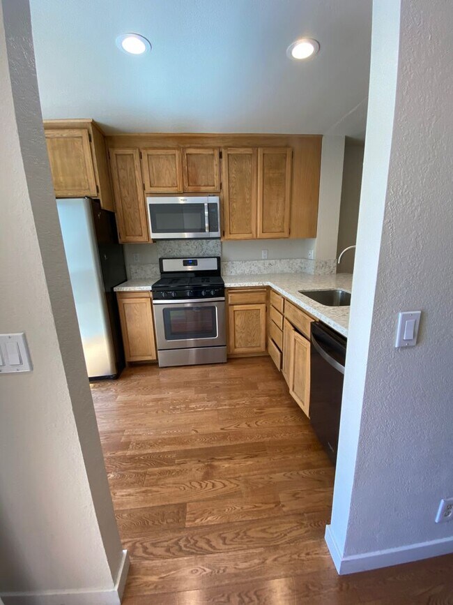 Building Photo - $4900-  Mountain View Townhouse-2 bedroom 2.5 bath.