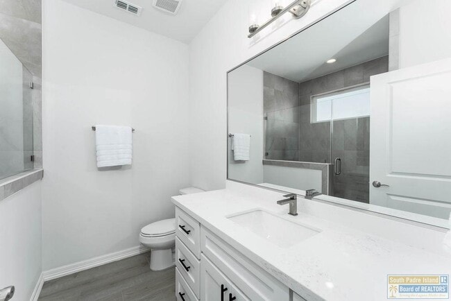 Building Photo - 18 S Bay Hill Dr