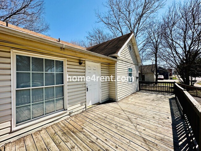 Building Photo - Updated 3 Bed, 2 Bath Ranch Home near Downtown Olathe!