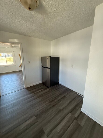 Building Photo - 1971 E Cantrell St