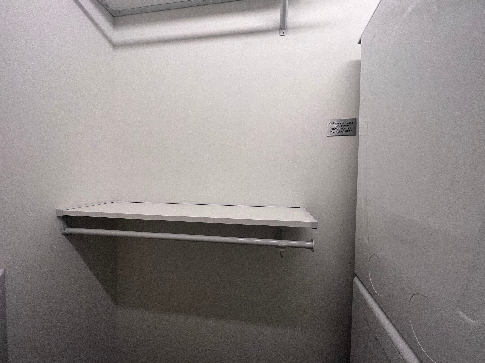laundry storage - 841 W Monroe St