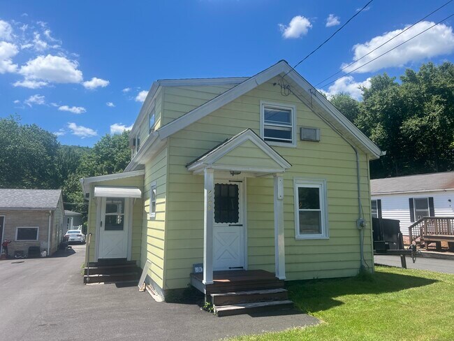 Building Photo - 1402 Waterbury Rd