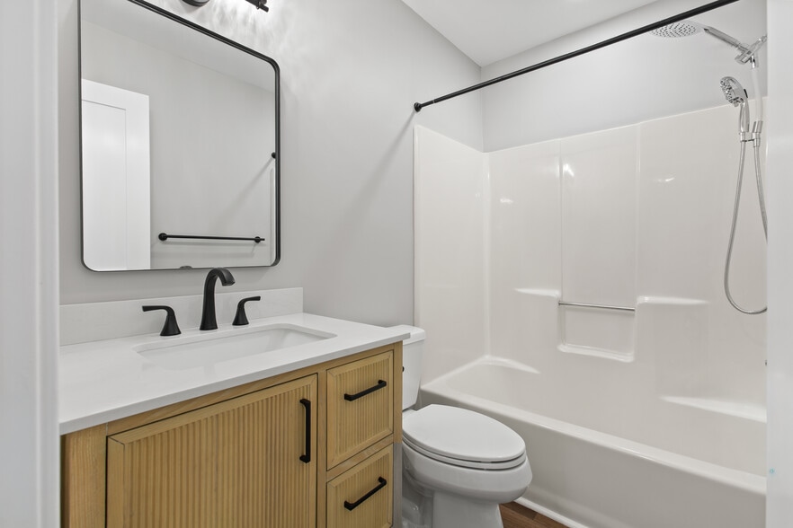 Master Bathroom - 1129 Landsdowne Dr