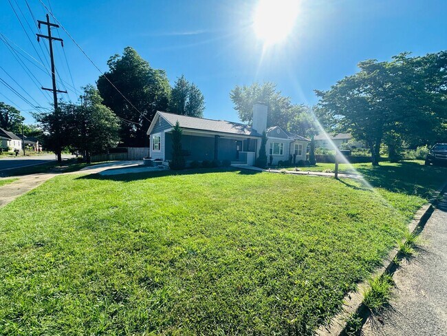 Building Photo - Urban setting w/ incredible fenced in back yard. 3 bed/2bath + detached office building