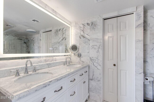 Building Photo - 10301 N 70th St