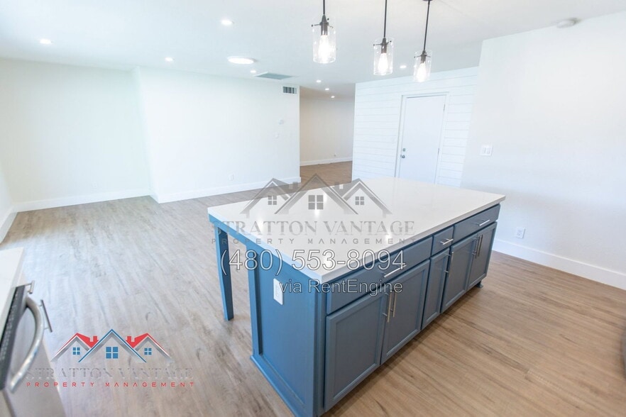 Building Photo - 433 W Santa Cruz Dr
