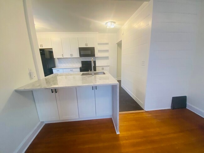 Building Photo - 930 E 56th St