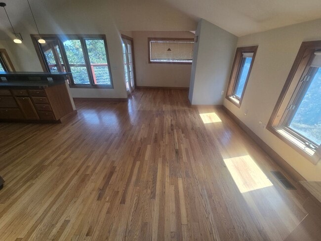Building Photo - 229 Crestwood Ct