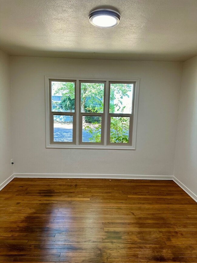 Building Photo - Cute One Bedroom