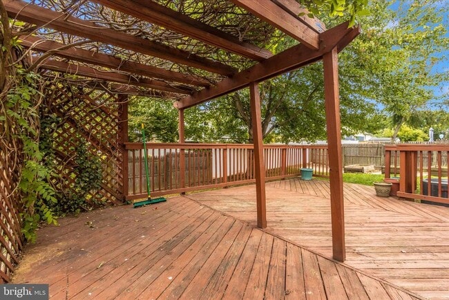 Building Photo - 207 Contour Rd