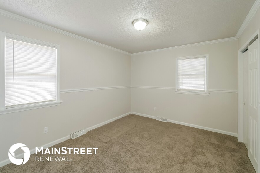 Building Photo - 1702 NE White Dr