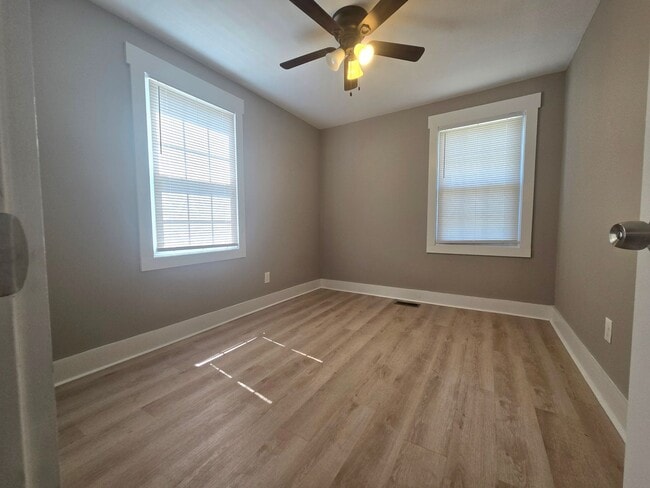 Building Photo - Adorable, remodeled 3br/2ba house close to...
