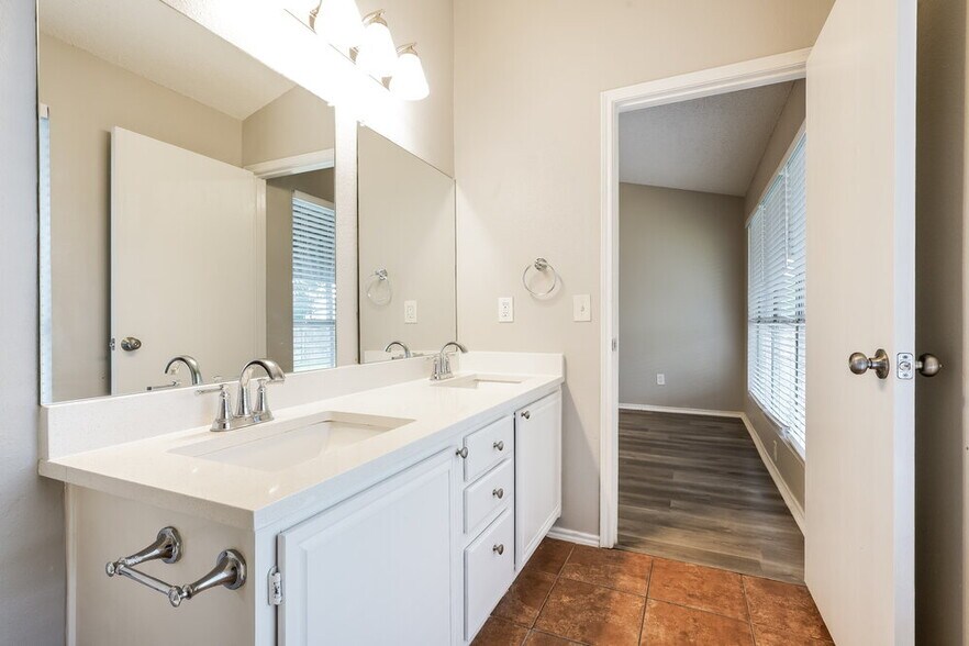 Building Photo - 4653 Feathercrest Dr
