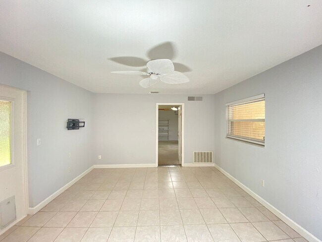 Building Photo - Wekiva home ready for move in! 3B/2B, 2 se...