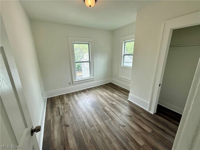 Building Photo - 895 Beardsley St