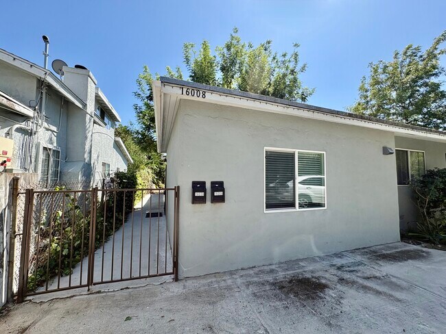Building Photo - 16008 Bassett St