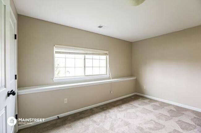 Building Photo - 422 Sunflower Dr, Raymore, MO 64083