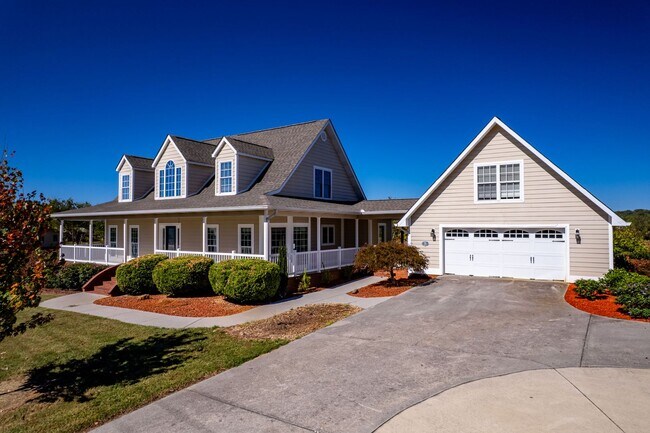 Building Photo - Greenback 37742 - 4 bedroom, 4.5 bath home...