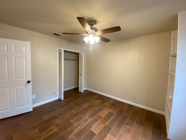 Building Photo - WHISPERING OAKS RARE FIND 3 BD/2 BA AVAILABLE APRIL 7TH!